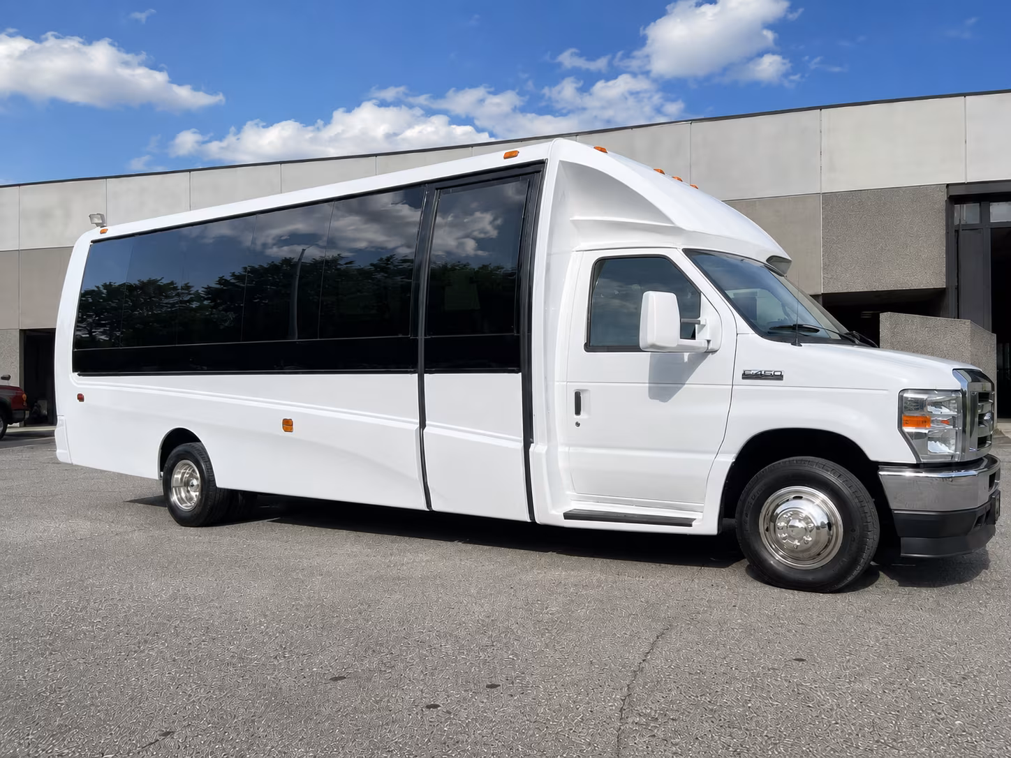 minibus wine tour rentals for small groups heading out of mount vernon